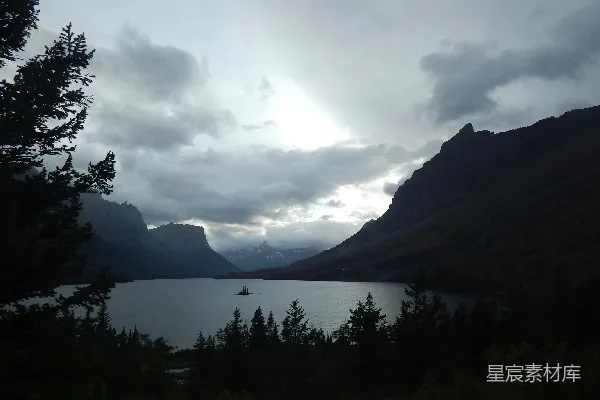 高清摄影 被山脉环绕的湖泊