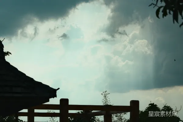 高清摄影 雷电交加的天空中，阳光穿透阴暗的身影。