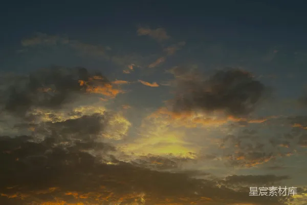 高清摄影 夕阳落下在一片水域之上