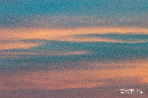 高清摄影 橙色和蓝色的云彩在日落时的天空中