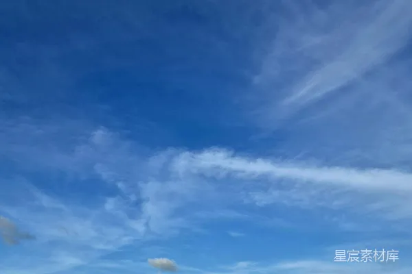 高清摄影 蔚蓝的天空中飘着几朵白云，绿油油的田野上。