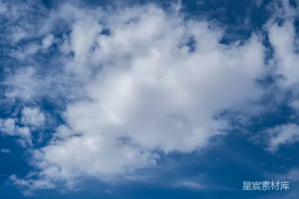 高清摄影 湛蓝的天空中点缀着零星的白云。