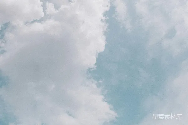 高清摄影 一架飞机在云层中穿越蔚蓝的天空