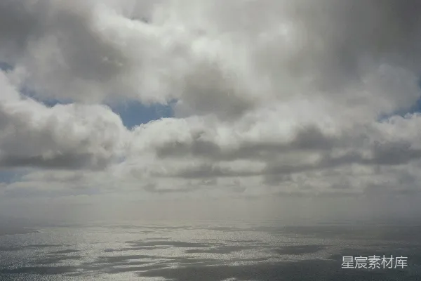 高清摄影 阴沉的天空，阳光在海面上反射。