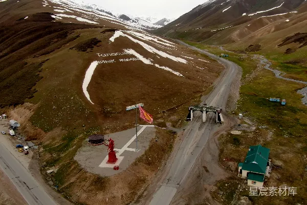 高清摄影 山间一条道路的空中俯视图