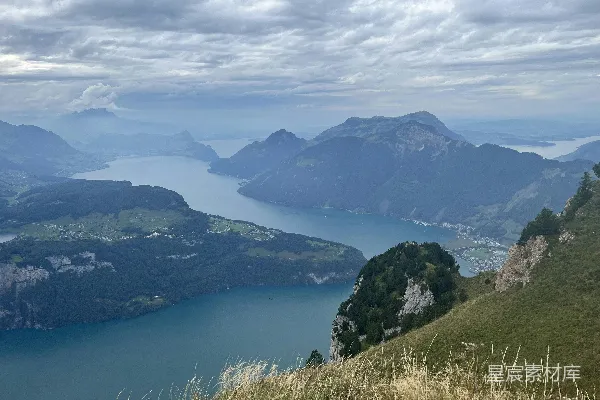 高清摄影 从山顶俯瞰一大片水域的景象