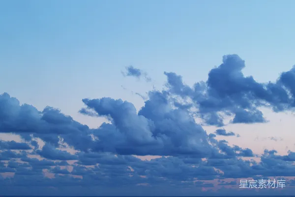 高清摄影 空中飞过海洋的一架飞机