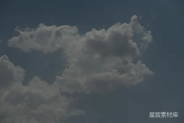 高清摄影 一架飞机穿行在蓝天白云间
