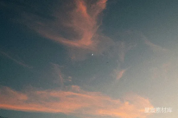 高清摄影 粉色的云朵在暮色的天空中飘动。