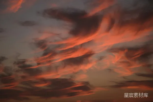高清摄影 壮观的夕阳云彩，橙色的色彩鲜艳夺目。