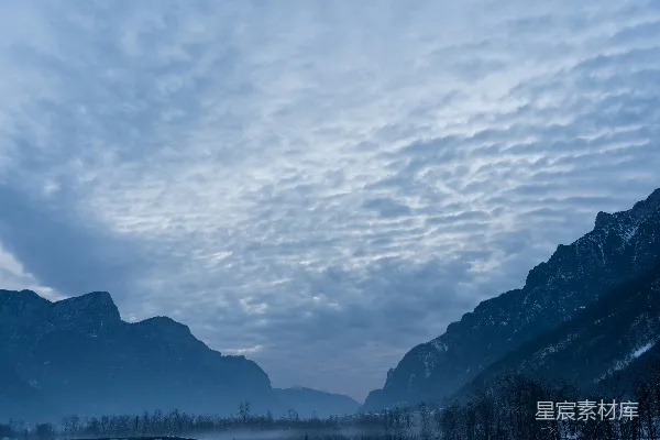 高清摄影 山峦的风景，天空中飘浮着云朵。