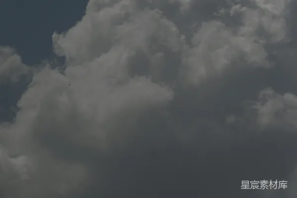 高清摄影 一架飞机在一片云层中穿过蔚蓝的天空