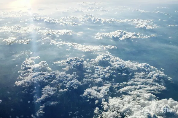 高清摄影 云海中的阳光斜射图景。