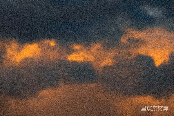 高清摄影 戏剧性的天空，布满暗云，夕阳余晖橙黄。