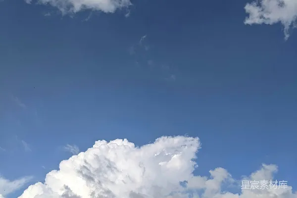 高清摄影 一架飞机穿过一片云层的蓝天