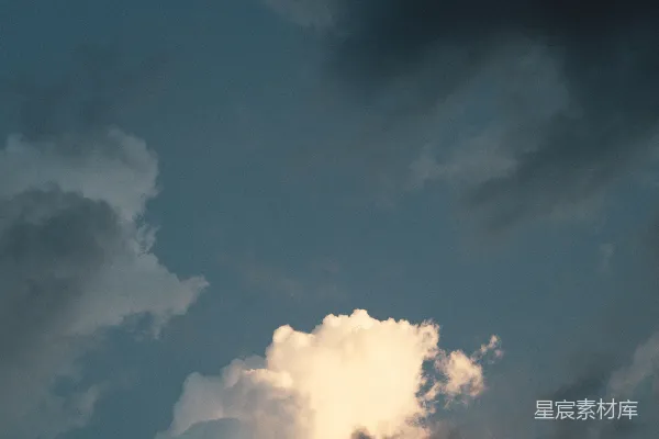 高清摄影 壮丽的云层在金色的夕阳光辉中熠熠生辉。