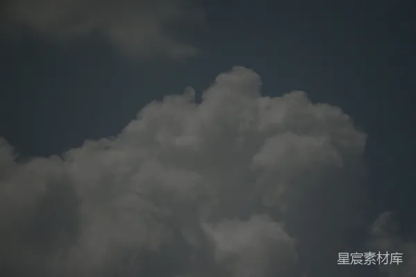 高清摄影 空中飞行的飞机旁边有很多云朵。