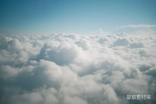 高清摄影 fluffy 白色的云 fills 填满 the sky 上空。