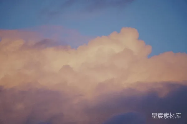 高清摄影 空中有一架飞机，周围有许多云朵。
