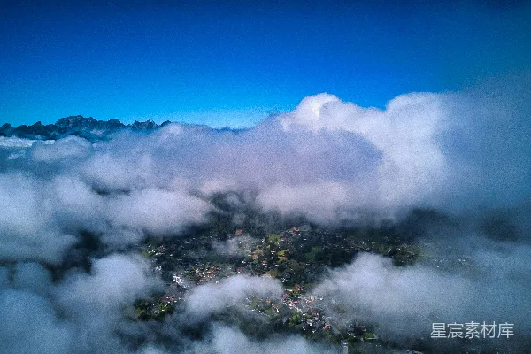 高清摄影 云层环绕中的城市俯瞰图