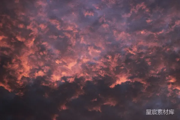 高清摄影 夕阳下的戏剧性粉紫色云朵