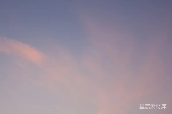 高清摄影 淡粉色的云朵在渐变的暮色天空中飘动。