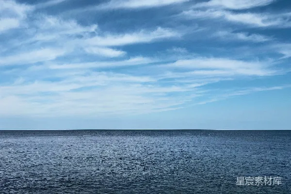 高清摄影 一大片水体在一片阴云密布的蔚蓝天空下
