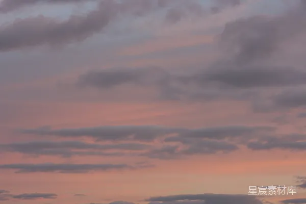 高清摄影 夕阳下的淡粉色和灰色云朵