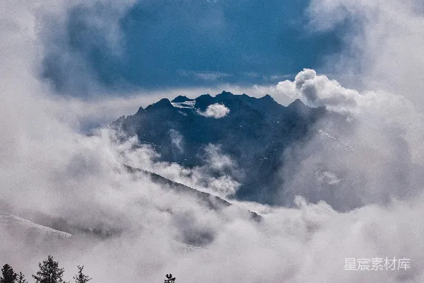 高清摄影 巍峨山峰从云海中崛起