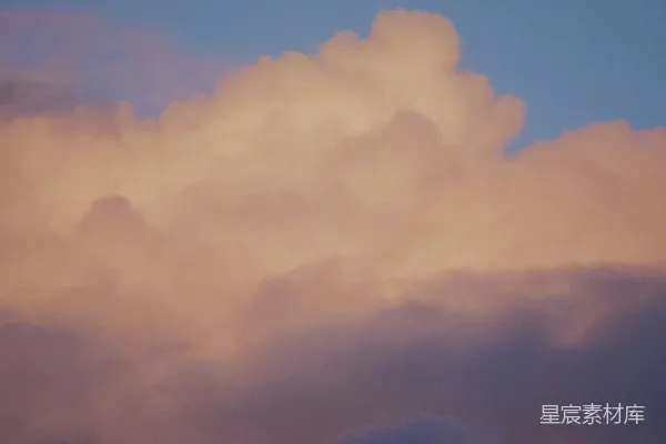 高清摄影 天空中一大片云朵，背景是树木。