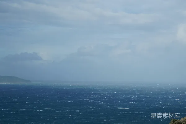 高清摄影 暴风雨中的远方陆地在阴云密布的天空下