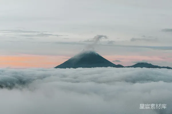 高清摄影 云端之上的山峰