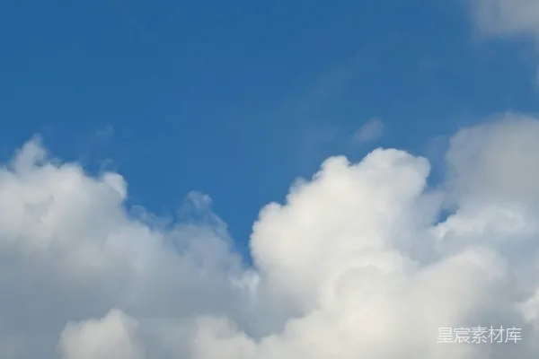 高清摄影 一架飞机在蓝天白云间飞行