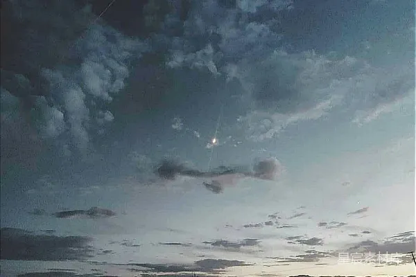 高清摄影 云天中一个人放风筝