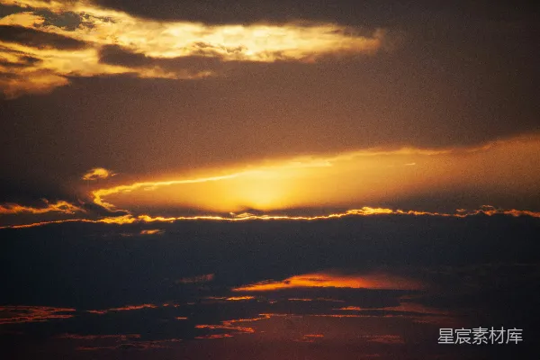 高清摄影 夕阳下飞翔在天际的飞机