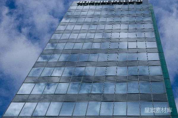 高清摄影 矗立在天空背景中的高大玻璃建筑