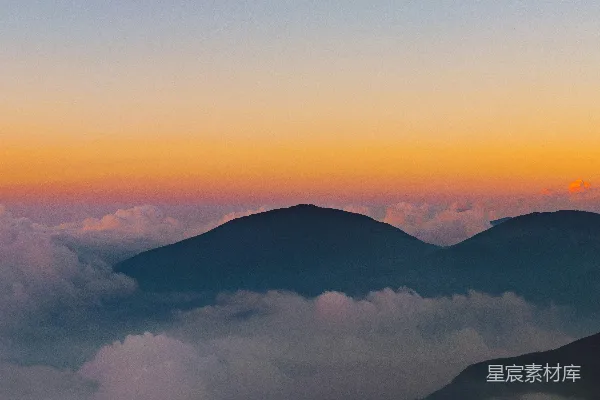 高清摄影 前景中有山脉的景象
