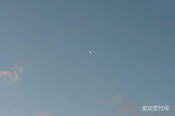 高清摄影 高空飞翔的飞机，月亮在远方。