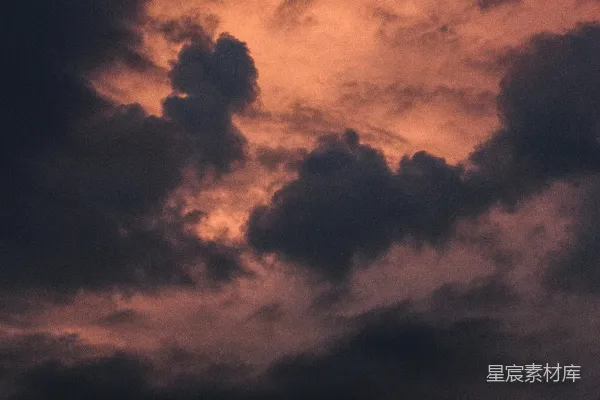 高清摄影 夕阳下的橙色和黑色云朵