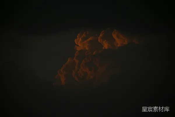 高清摄影 星空一片黑暗，中间有一朵云。