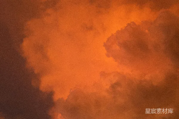 高清摄影 夕阳西下时，天空中充满了 dramatic 的橙色云朵。