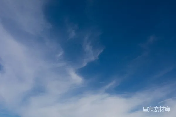 高清摄影 一群人在沙滩上站立在高处。
