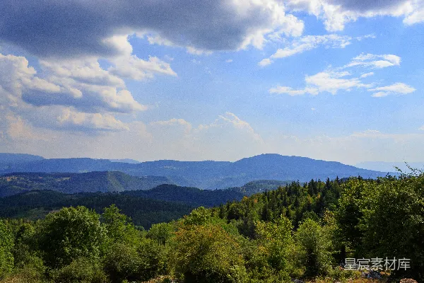 高清摄影 背景中有山和树木的一片山峦景色