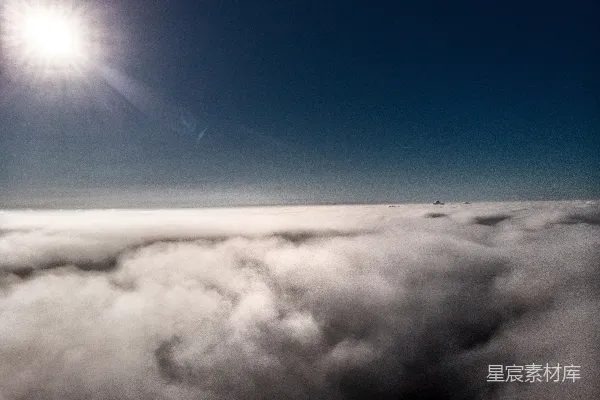 高清摄影 天空中阳光穿透云层照射过来