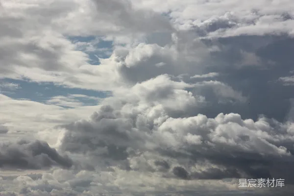高清摄影 高空飞翔的飞机 surrounded by many clouds