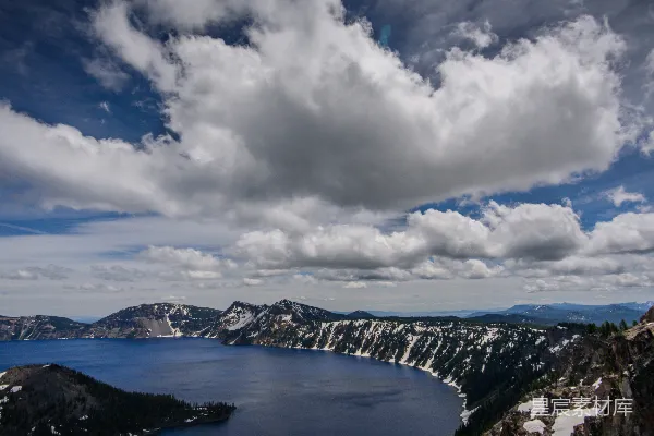 高清摄影 被山环绕的湖泊