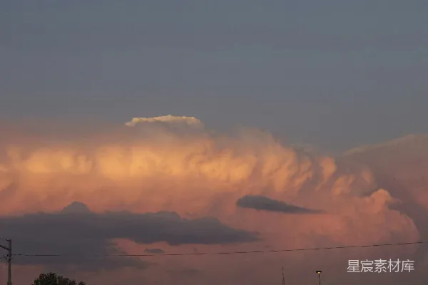 高清摄影 夕阳下的天空充满了鲜艳的橙色和粉色云朵。