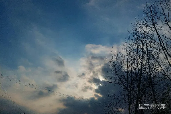 高清摄影 天空中的云层间阳光明媚。