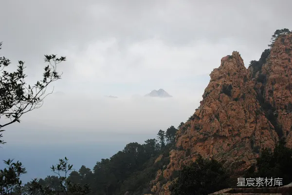 高清摄影 棕色的 Rocky 山脉在白天白色天空下