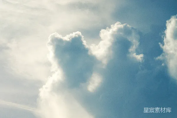 高清摄影 高空飞行中的飞机 surrounded by many clouds